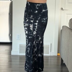 Black & White Tie-Dye Maxi Skirt - Sleek Stretch Fit